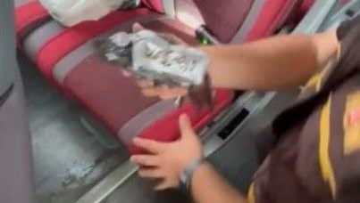 Yolcu otobüsünden kaçak sigara çıktı Yolcu otobüsünden kaçak sigara çıktı