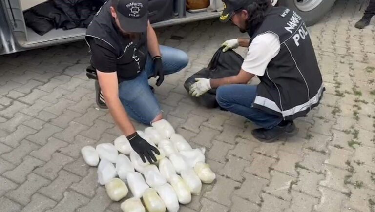 Yolcunun valizinden 13 kilo metamfetamin çıktı Yolcunun valizinden 13 kilo metamfetamin çıktı