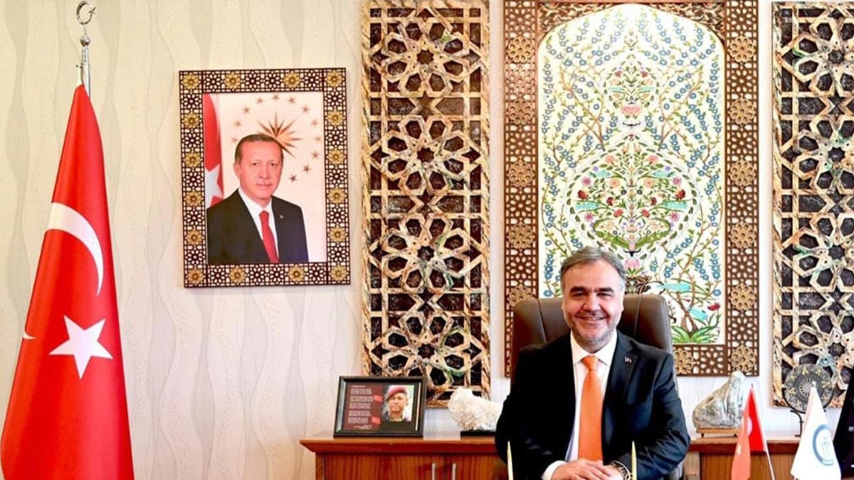 Yolsuzluk gitti, yandaş geldi: Üniversiteye AKP’li Rektör atandı Yolsuzluk gitti, yandaş geldi: Üniversiteye AKP’li Rektör atandı