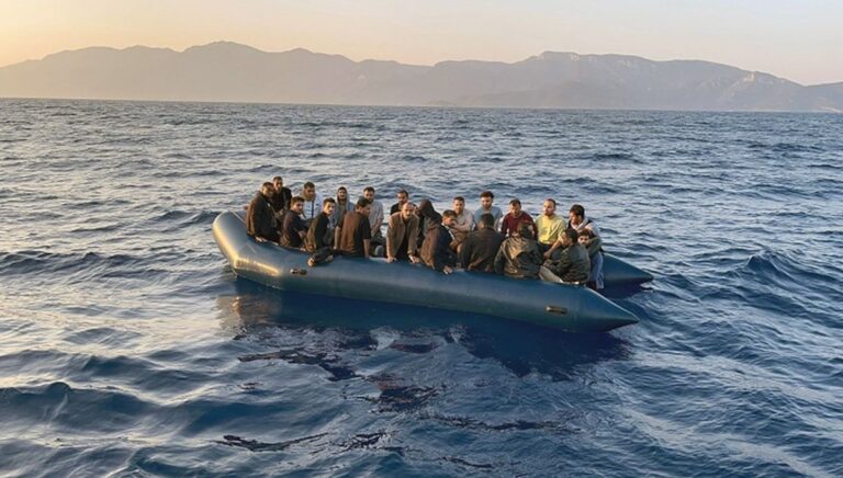 Yunanistan’ın geri ittiği 21 düzensiz göçmen kurtarıldı Yunanistan’ın geri ittiği 21 düzensiz göçmen kurtarıldı