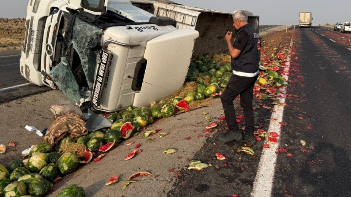 Yüzlerce karpuz yola saçıldı! Yüzlerce karpuz yola saçıldı!
