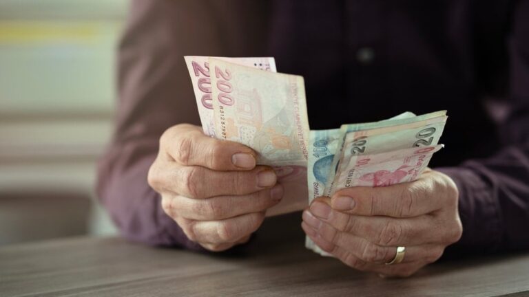 Zam bekleyen emekliye soğuk duş: SGK uzmanı gözden kaçan detayı açıkladı Zam bekleyen emekliye soğuk duş: SGK uzmanı gözden kaçan detayı açıkladı